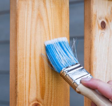 Uniwersalność lakierów do drewna to mit