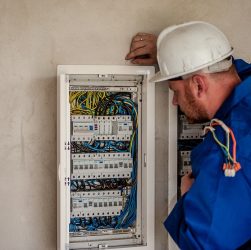 wykonanie instalacji elektrycznych